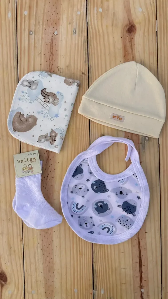 COMBO INDISPENSABLES: Babero - Gorrito - Medias - Babita